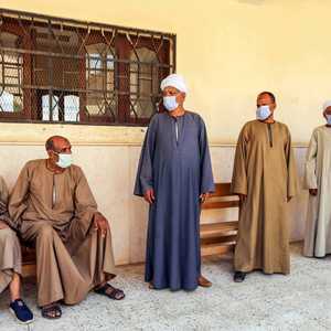 مواطنون مصريون ملتزمون بالبرتوكول الصحي بارتداء الكمامات