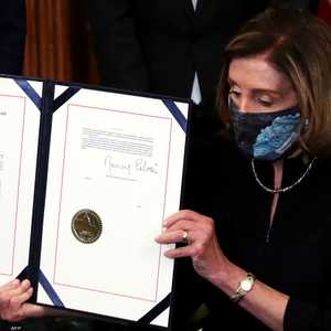 بيلوسي توقع على لائحة الاتهام التي أقرها النواب الأميركي