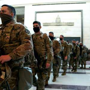 لحظة دخول قوات من الحرس الوطني لمبنى الكونغرس لتأمينه