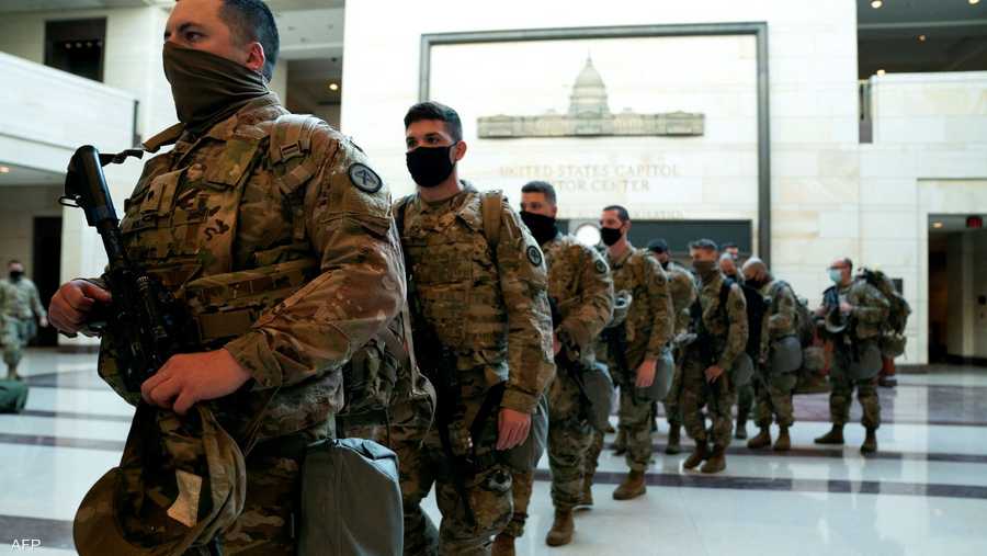 لحظة دخول قوات من الحرس الوطني لمبنى الكونغرس لتأمينه خلال حفل التنصيب