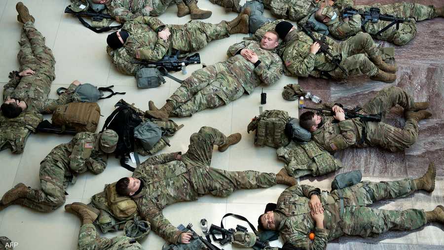عدد من قوات الحرس تستلقي داخل مبنى الكابيتول