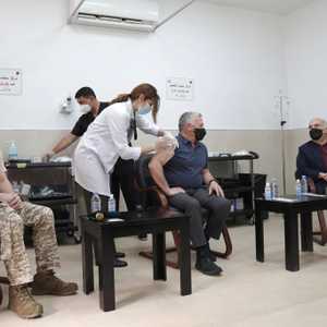 الملك عبد الله الثاني يتلقى اللقاح