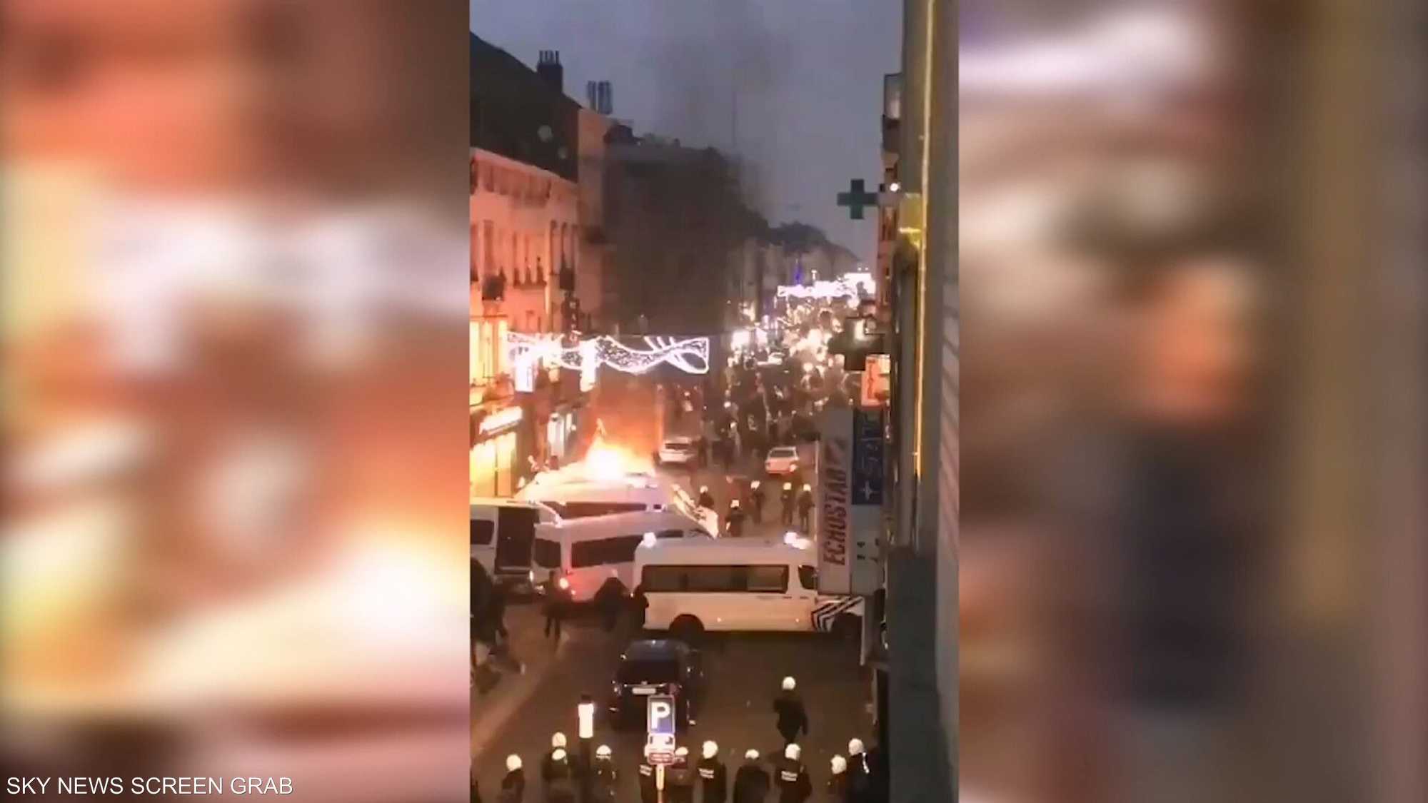 متظاهرون يضرمون النار بسيارة الملك في بلجيكا