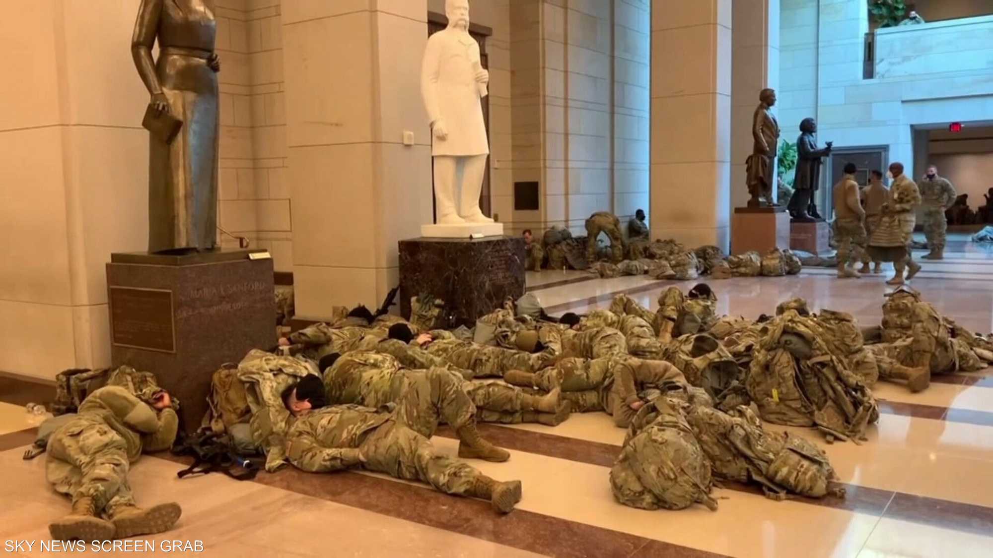 عناصر الحرس الوطني يعسكرون وينامون في مبنى الكابيتول
