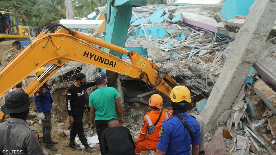 أعمال بحث عن الناجين تحت أنقاض المباني في إندونيسيا.