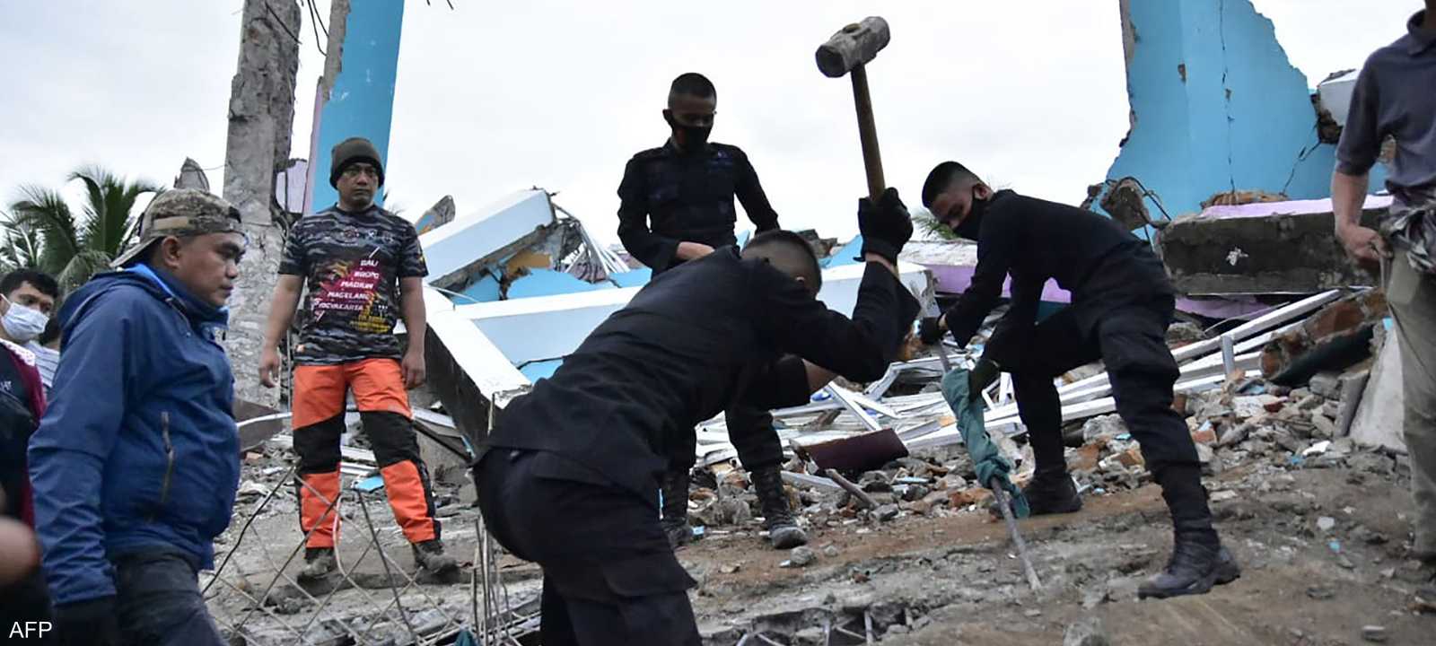 عمال الإنقاذ يبحثون عن ضحايا تحت الأنقاض