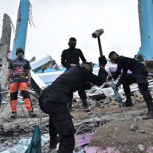 عمال الإنقاذ يبحثون عن ضحايا تحت الأنقاض