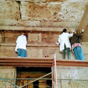 أعمال الترميم في معبد إيزيس