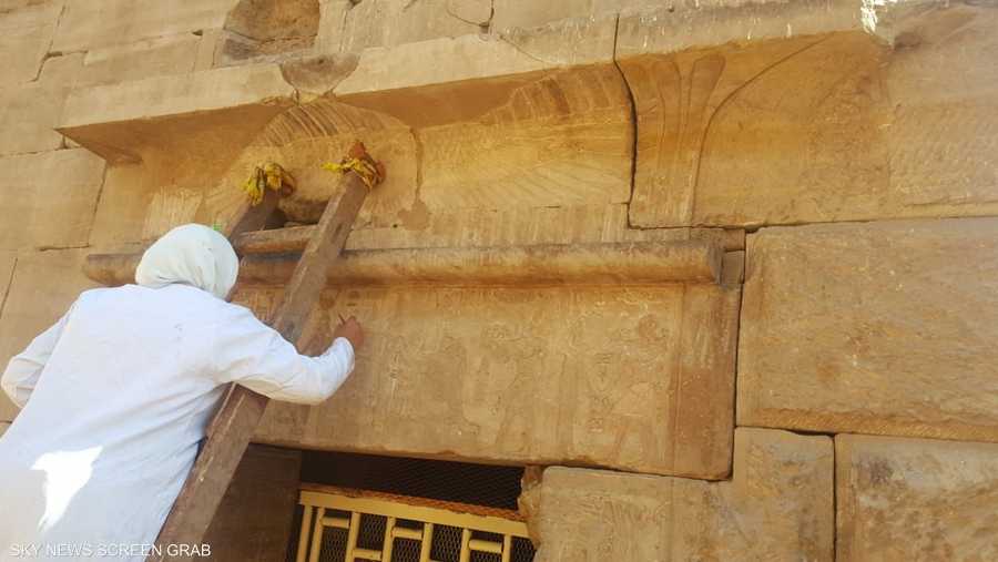 عمليات ترميم واجهة معبد إيزيس