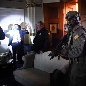 لقطة ترصد دخول الفرق الخاصة لإحدى غرف الكونغرس
