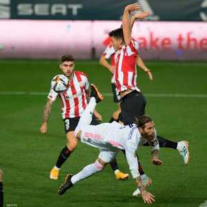 قائد ريال مدريد سيرجيو راموس في محاولة خلال المباراة