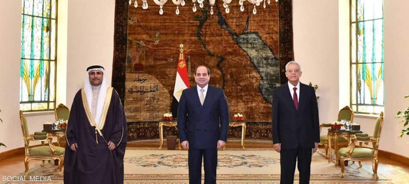 السيسي خلال استقبال العسومي (يسار) وجبالي (يمين)