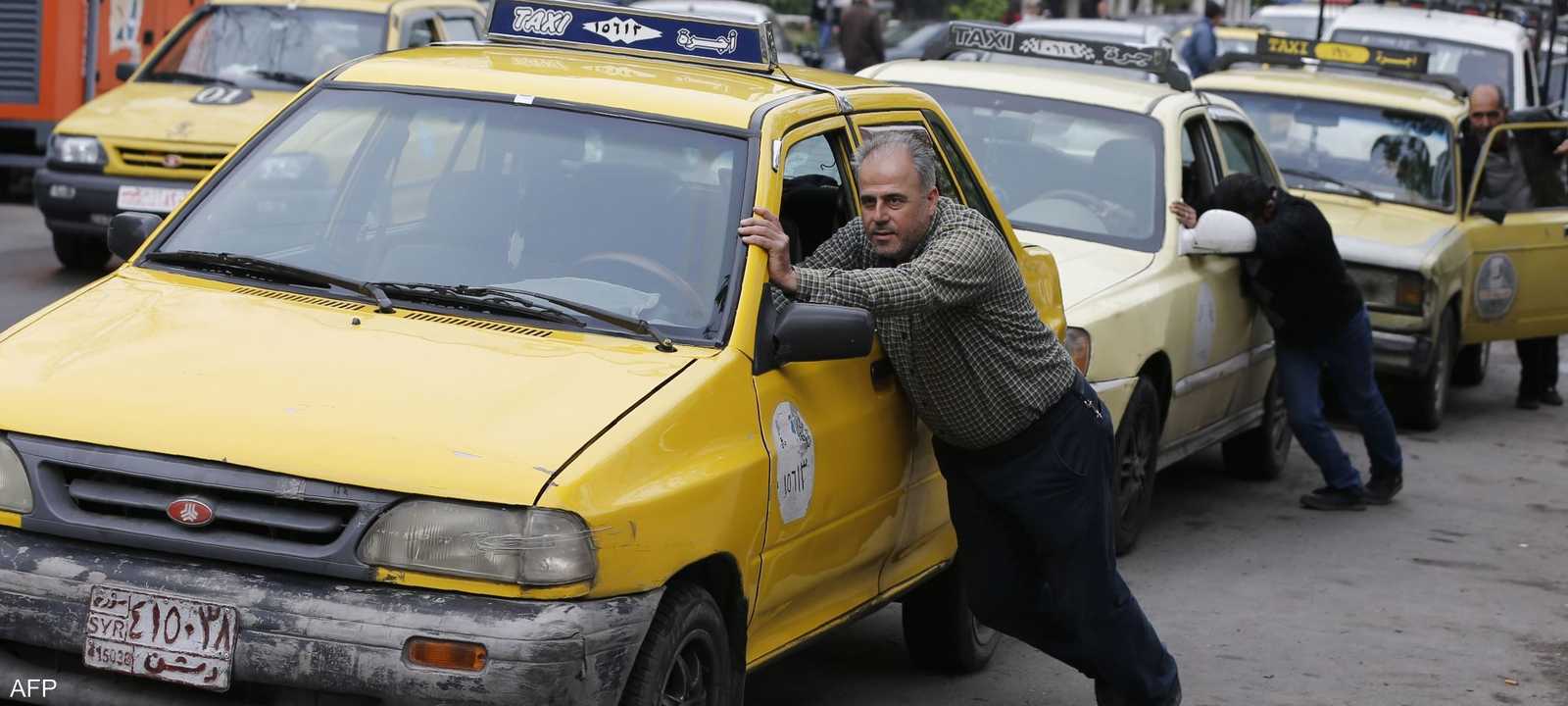 سائقو مركبات أجرة نفدت سياراتهم من الوقود في دمشق