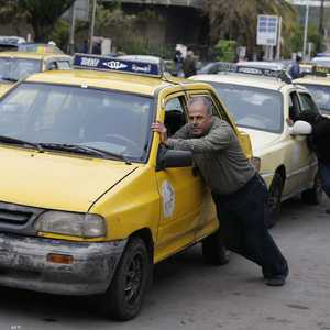 سائقو مركبات أجرة نفدت سياراتهم من الوقود في دمشق