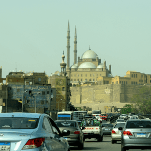 سيارات في أحد شوارع العاصمة المصرية - أرشيفية