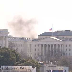 أعمدة دخان تظهر خلف مبنى الكونغرس