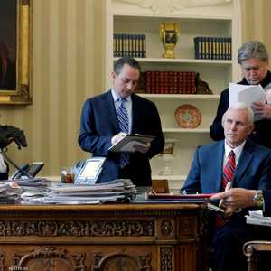 بانون مع ترامب وكبار مسؤولي الإدارة الأميركية بلقطة أرشيفية