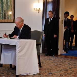 بايدن يوقع على وثيقة في مناسبة سابقة