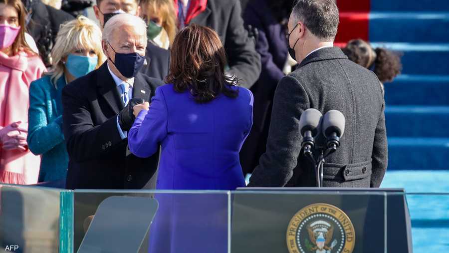 كامالا هاريس تتصافح بقبضة اليد مع الرئيس المنتخب جو بايدن