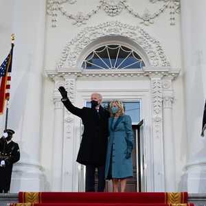 بايدن وزوجته على أعتاب البيت الأبيض