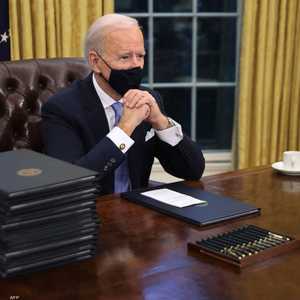 جو بايدن أثناء التوقيع
