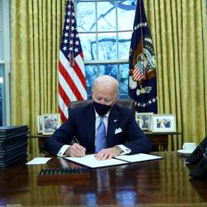 وقع بايدن سلسلة قرارات تعود عن سياسات سلفة ترامب