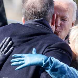 بايدن يعانق أفراد عائلته خلال حفل التنصيب