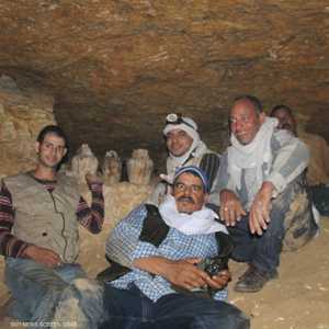 داخل إحدى المقابر الأثرية العائلية بمنطقة الغريفة