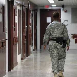 حارس داخل معتقل غوانتانامو