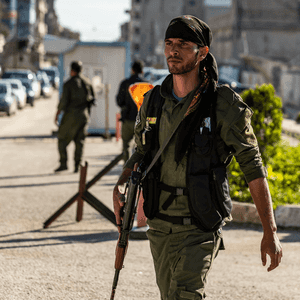 صورة أرشيفية لعنصر من قوات الأسايش الكردية بالقامشلي