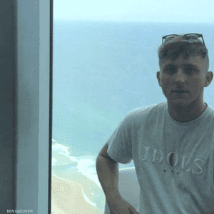 الشاب يبلغ عشرين سنة