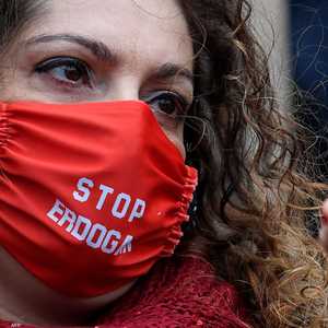 متظاهرة أمام مبنى البرلمان الأوروبي ضد سياسات أردوغان