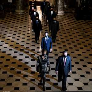 الادعاء يحمل القرر الاتهامي يدويا عبر الكابيتول لمجلس الشيوخ