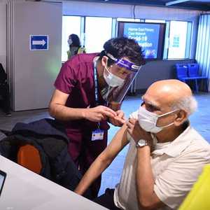 أرشيفية.. مسن يأخذ جرعة من لقاح أسترازينيكا