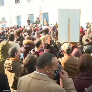 احتجاجات في تونس والأمن يغلق الطرق المؤدية إلى مجلس النواب