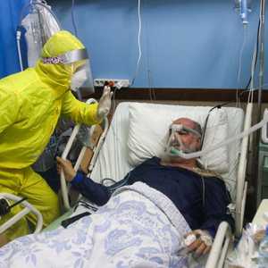 أحد مرضى كورونا يخضع للعلاج في مستشفى ببيروت