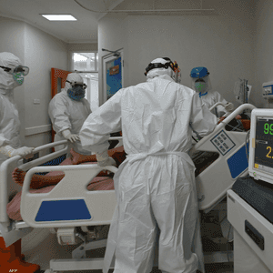 طاقم طبي مع أحد مرضى فيروس كورونا