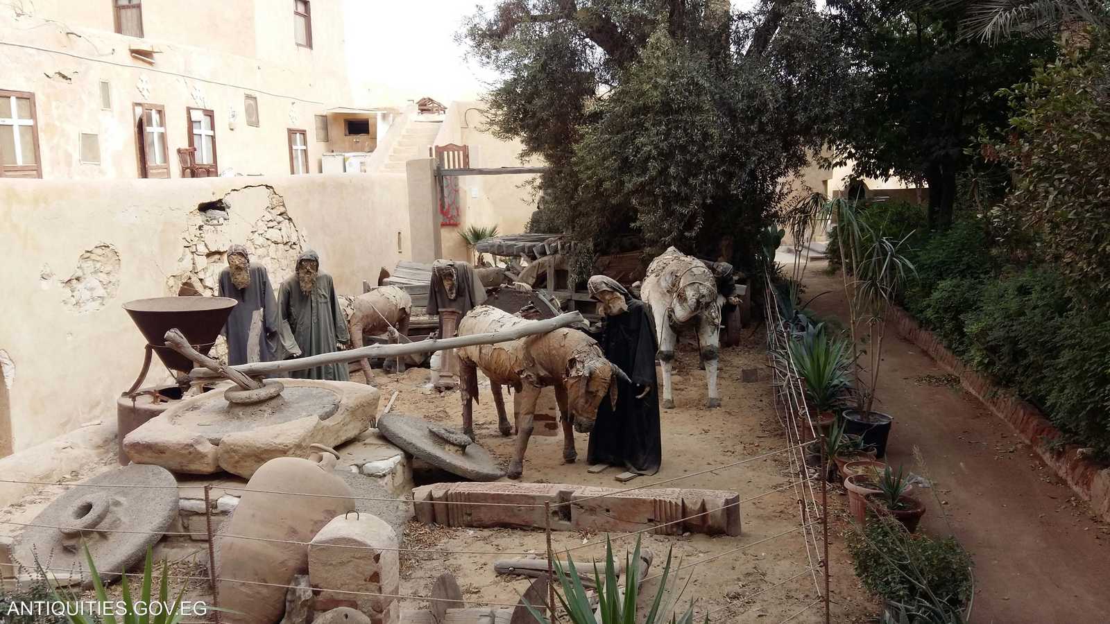 منظر للحياة اليومية داخل الدير معروض بحديقة دير السريان