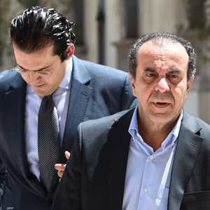 بلحسن الطرابلسي إلى يمين محاميه لمحكمة آيكس إن بروفانس