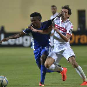 أيمن حفني (يمين) في لقطة كروي مع لاعب نادي إنيمبا النيجيري