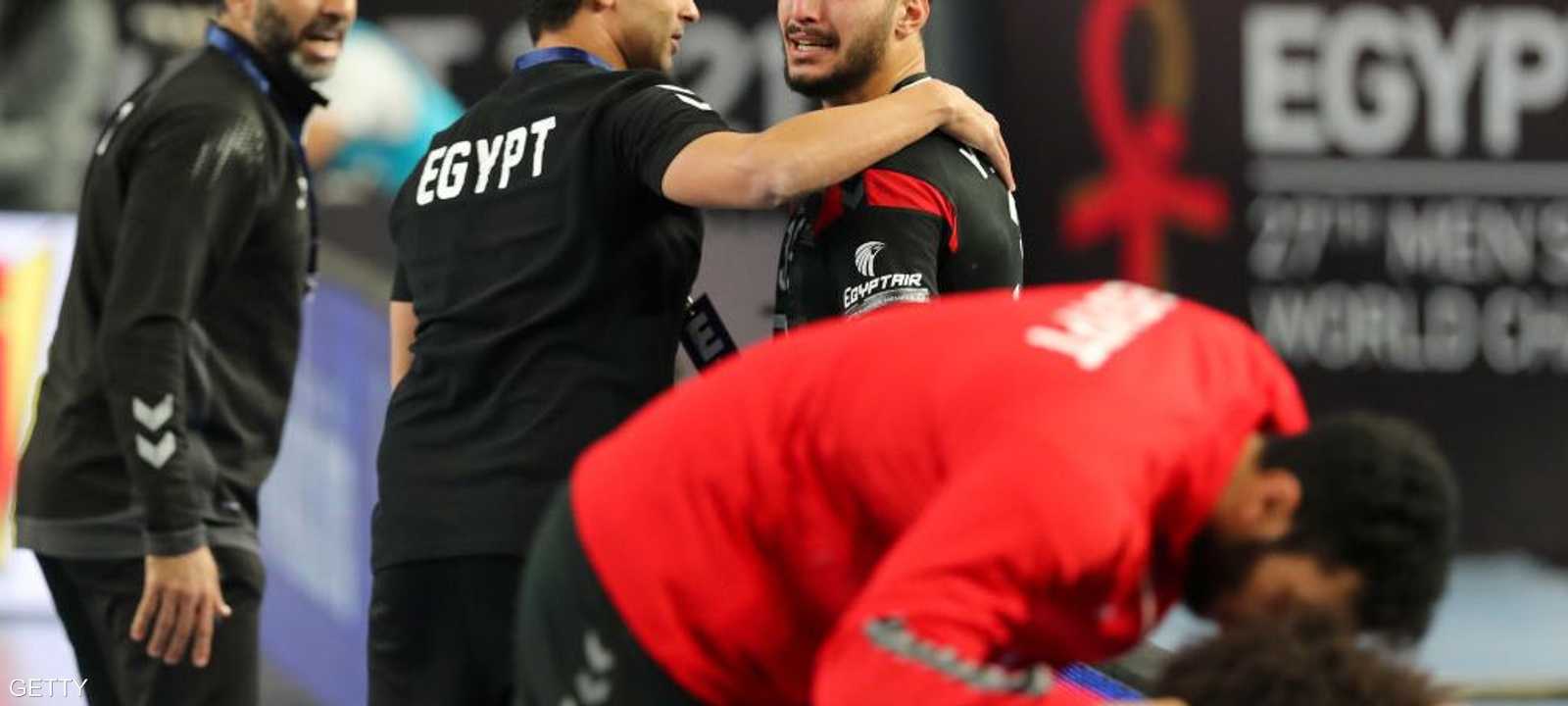 دموع وحسرة بعد أداء مشرف