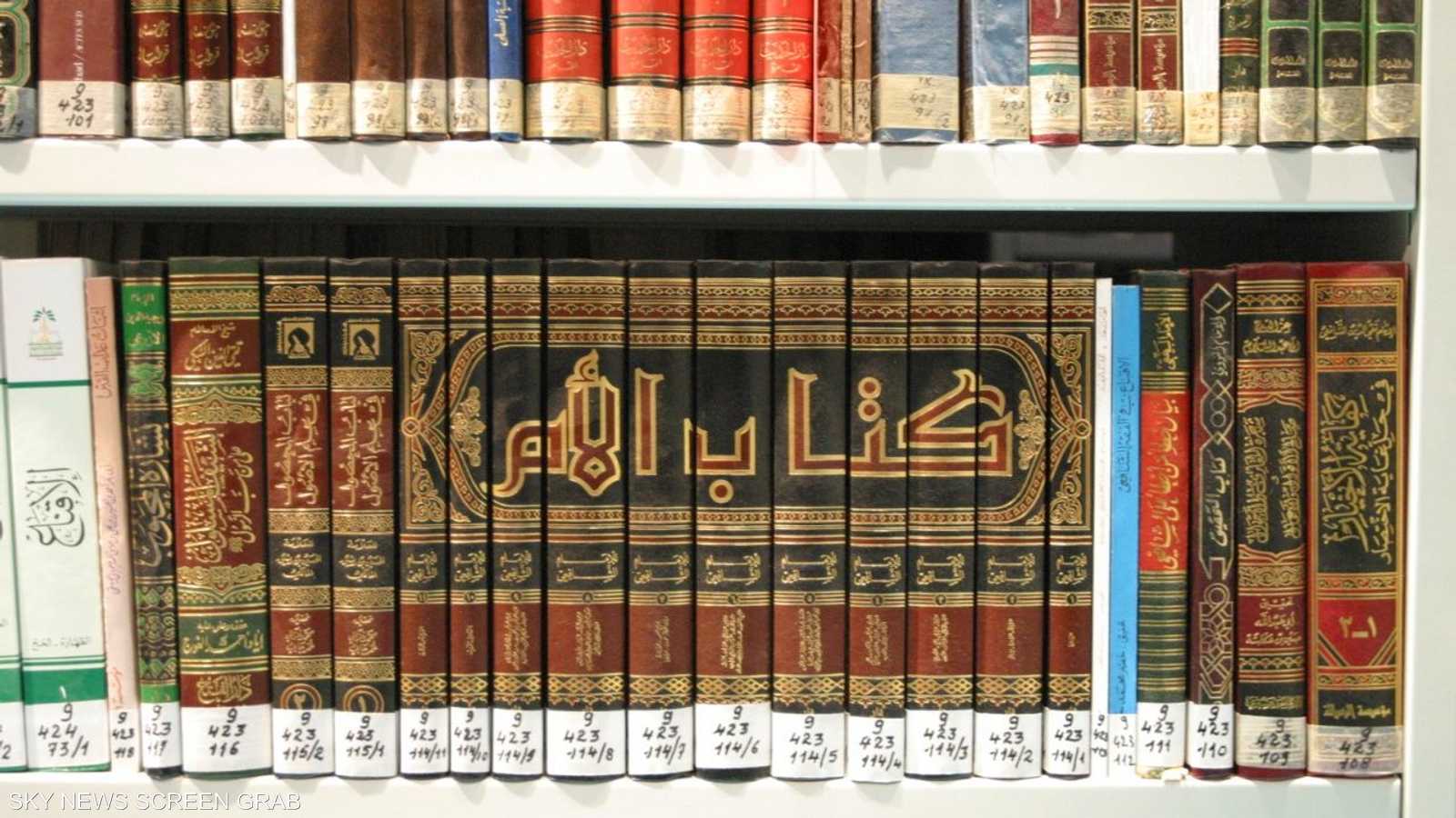 الكتب العربية والإسلامية تملأ رفوف المكتبة