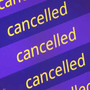 لوحة تشير لحالة الطيران في مطار فرانكفورت الدولي