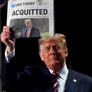 أرشيفية لترامب وهو يلوح بصحيفة تنشر تبرئته بمحاكمته الأولى