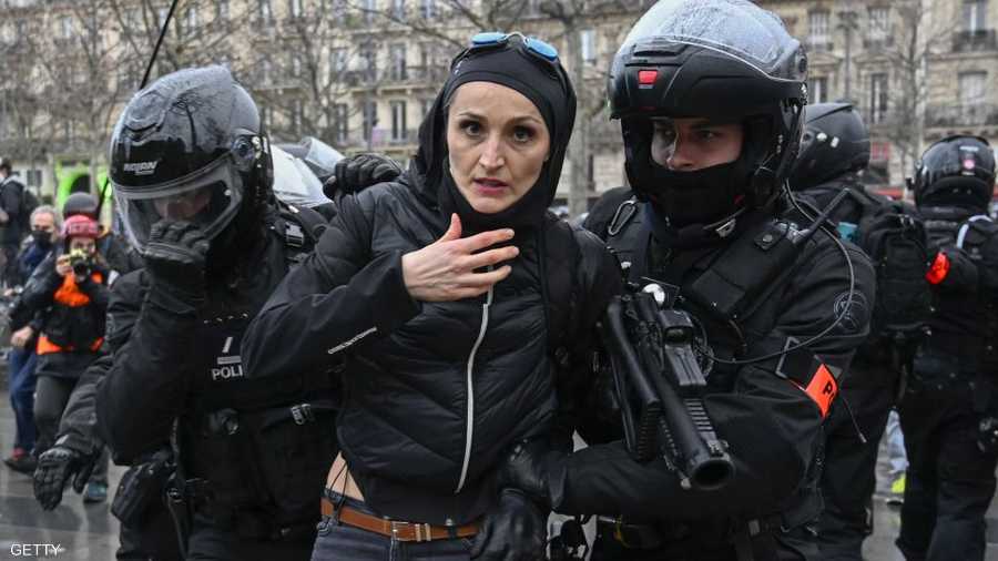 الشرطة الفرنسية تعتقل واحدة من المتظاهرين في باريس