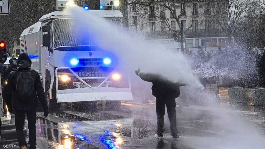 واجهت الشرطة المتظاهرين بخراطيم المياه والغاز المسيل للدموع