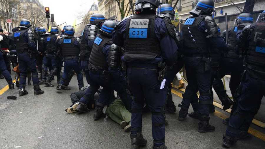 وتعتقل آخر من المحتجين في ميدان الجمهورية بباريس