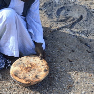 خبز القبوري يصنع بوضع العجين بحفرة أشبه بـ"قبر" صغير