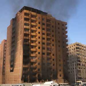 النيران لم تهدأ بعد.. قصة عقار في مصر مشتعل منذ يومين