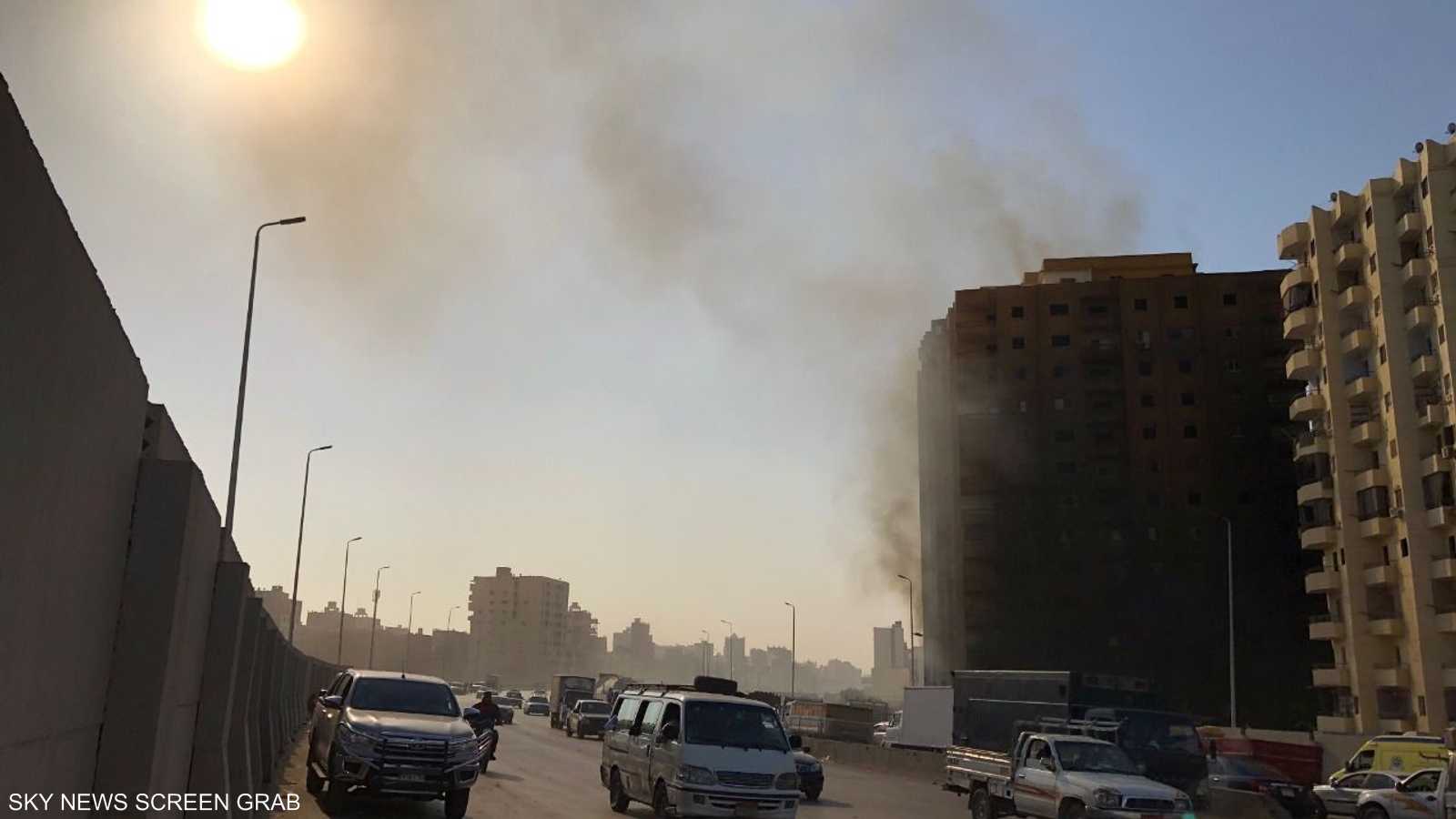 العقار المحترق يطل على الطريق الدائري الرئيسي بالقاهرة